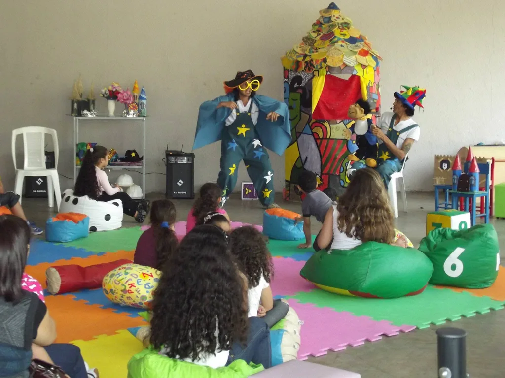 Beto com um grupo de crianças em uma apresentação do Criança Esperança