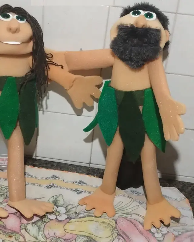 Adão, fantoche de barba escura e saia de folhas verdes, foto 2 de 2