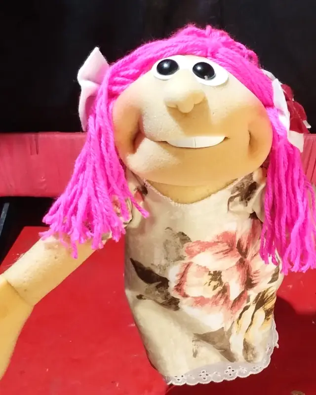 Boneca de cabelo rosa