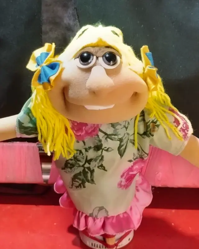 Boneca loira de laços azuis