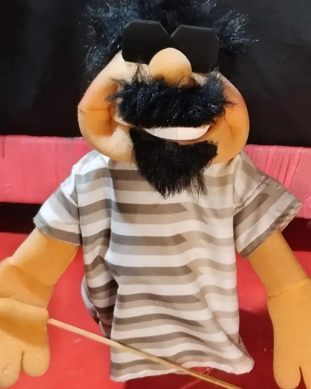 Boneco de barba preta e óculos