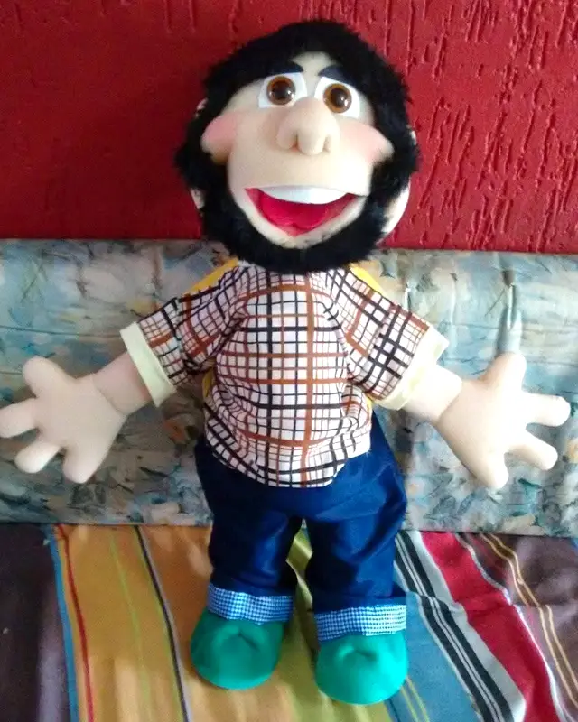 Boneco de barba preta, camisa xadrez e calça azul