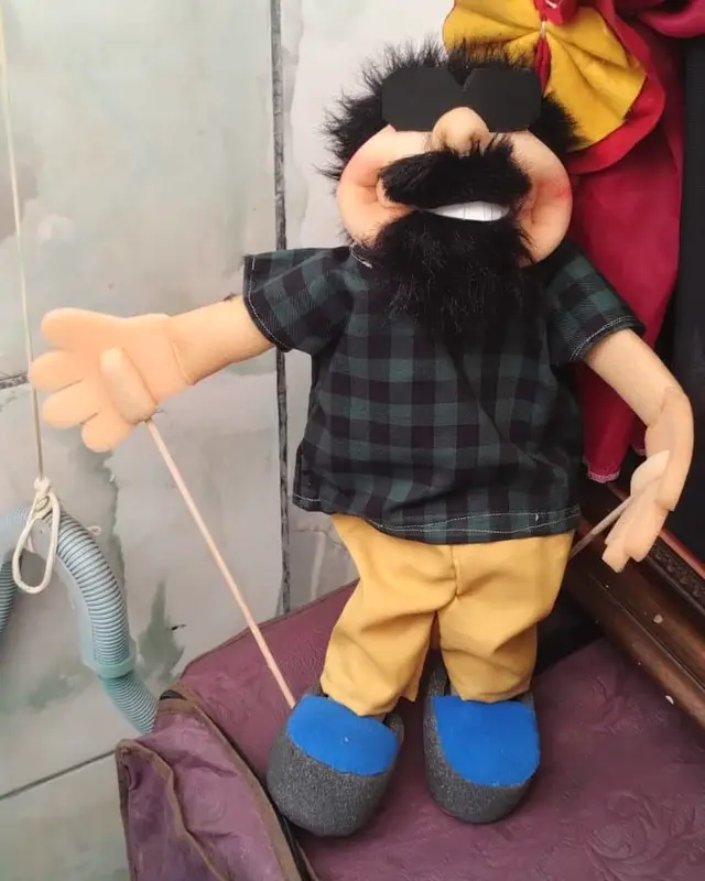 Boneco de barba preta e camisa xadrez