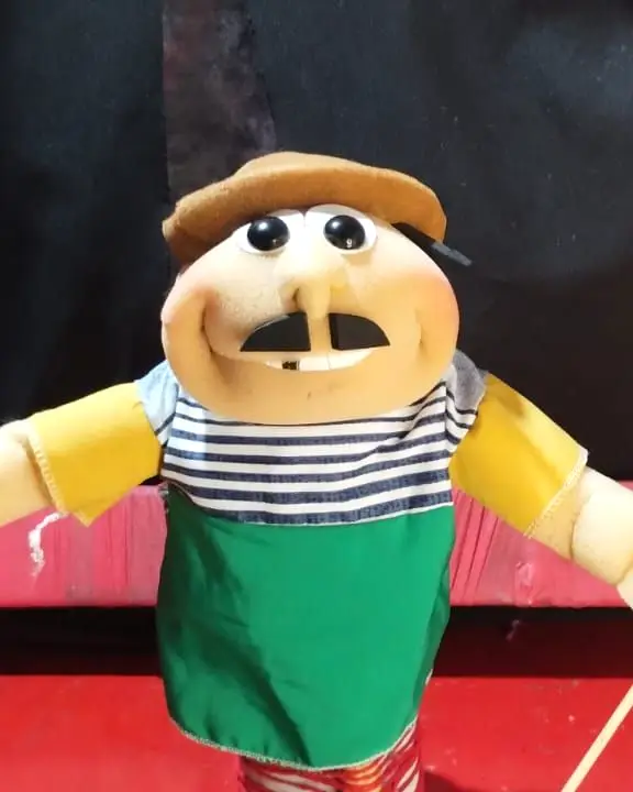 Boneco de bigode e camisa listrada