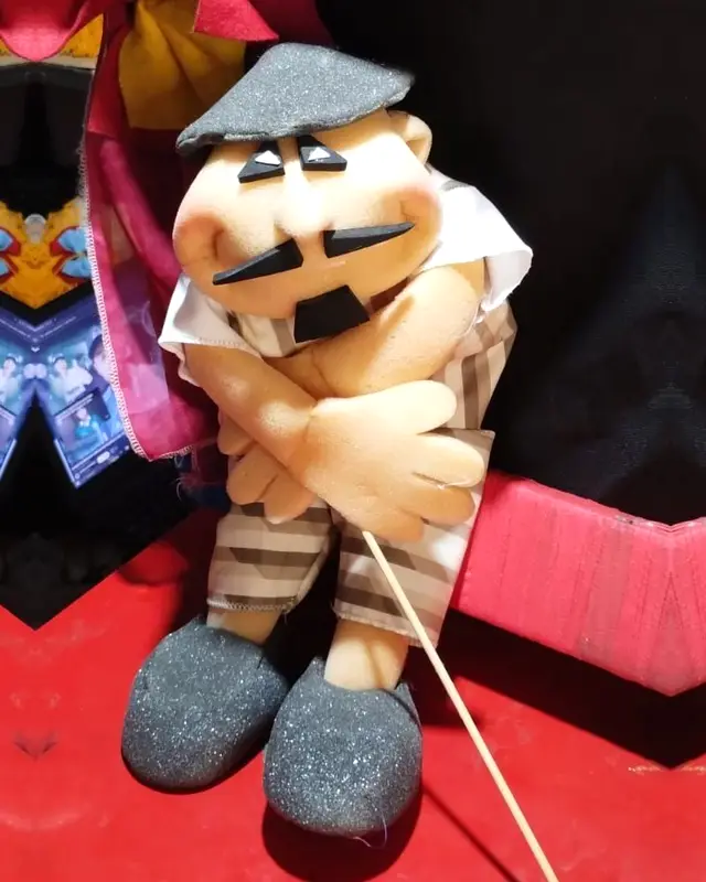 Boneco de boina e bigode