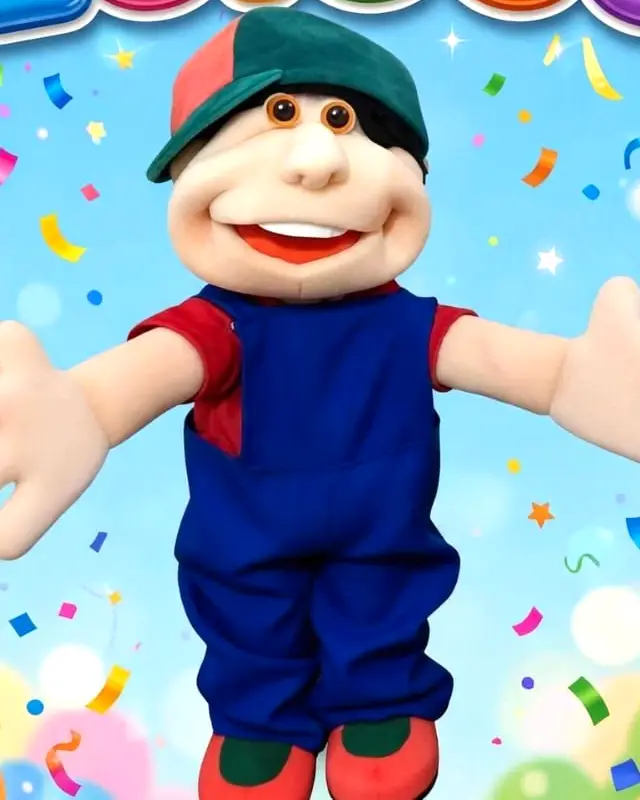 Leleco, fantoche de boné verde e macacão azul em arte de festa