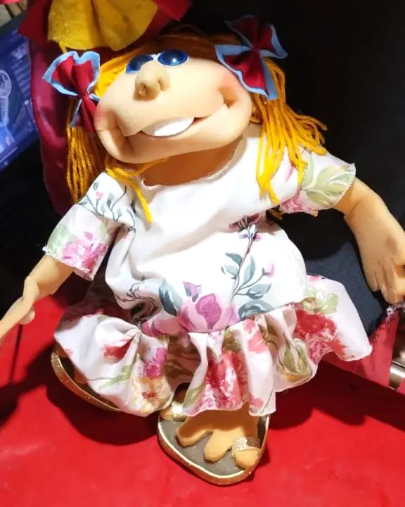 Menina loira de vestido florido