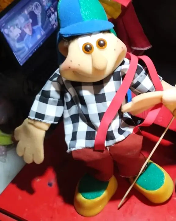 Menino de boné azul e camisa xadrez