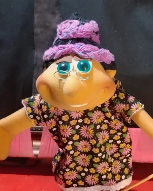 Vovó de touca lilás