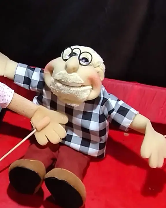 Vovô de óculos e camisa xadrez