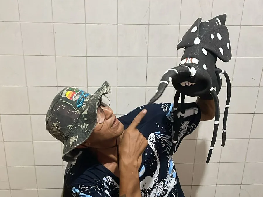 Beto com o fantoche do mosquito da dengue, do Projeto Xô Dengue